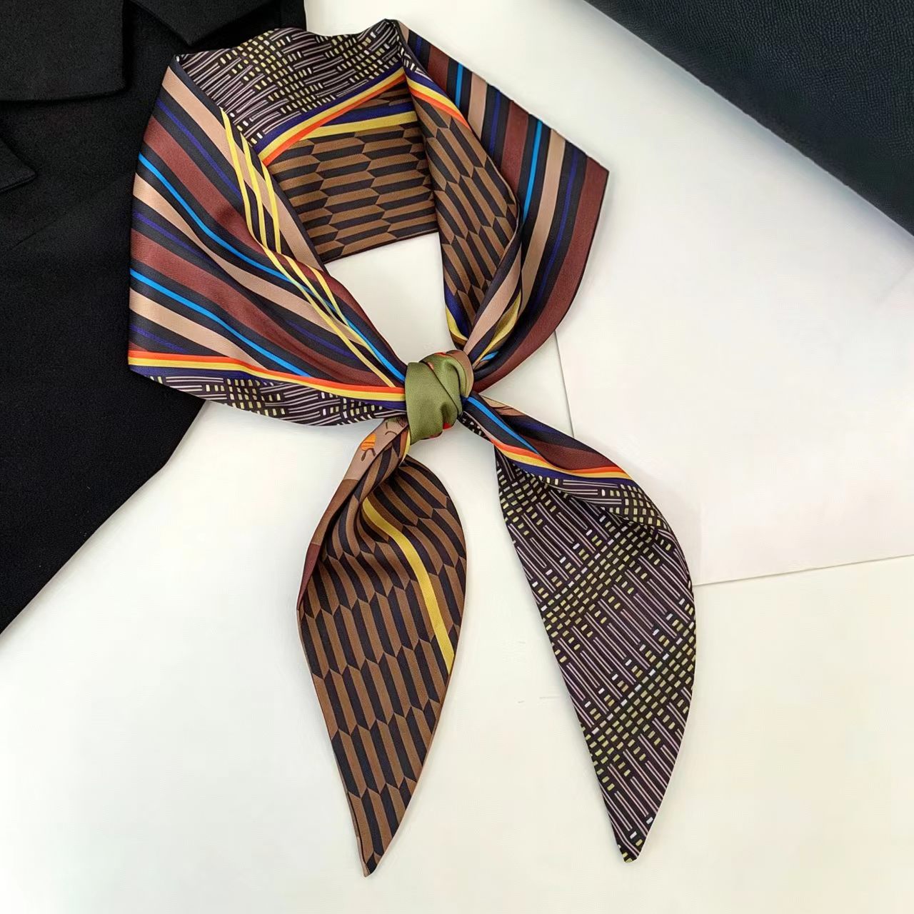 Luxuriöses bedrucktes langes H – Ascot Neck Scarf Bewertung und Preis